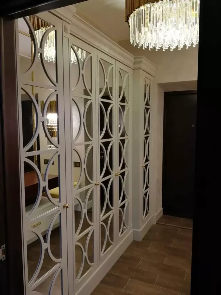 зеркальный шкаф